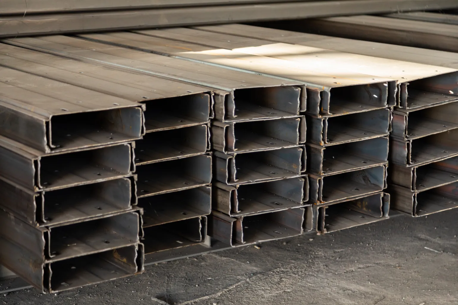 Hot-rolled steel types
There are three main types of hot-rolled steel. These types include:
Low-carbon or mild steel with 0.3 % or less carbon by volume
Medium-carbon steel with between 0.3% and 0.6% carbon by volume
High-carbon steel with more than 0.6% carbon by volume